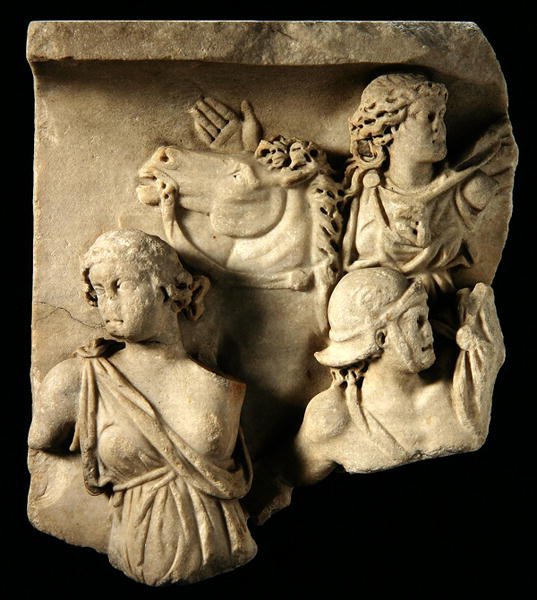 Et fragment af en højreliefskulptur af Roman Roman