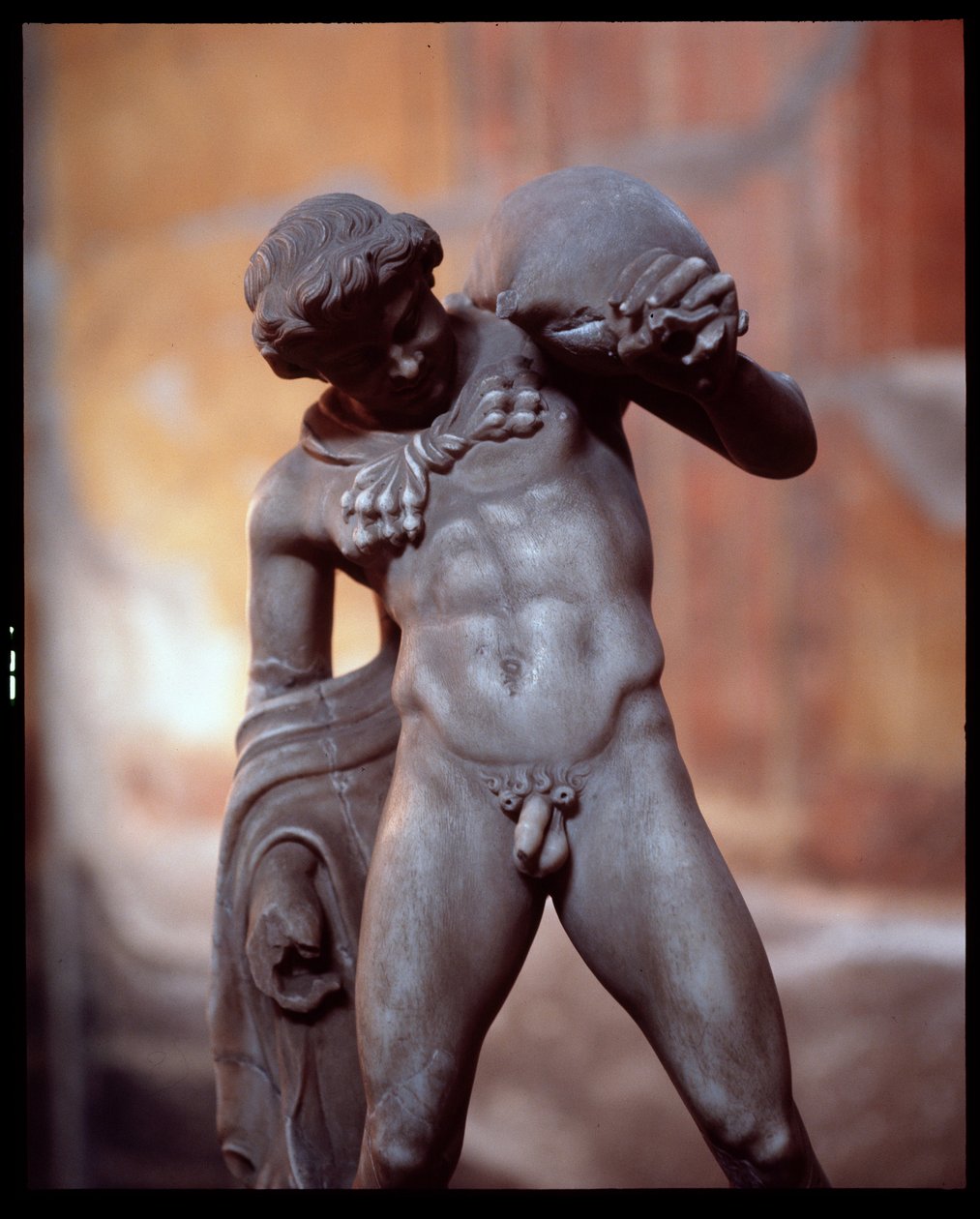 En satyr med et vinskind. skulptur i Casa dei Cervi-huset, 5. århundrede f.Kr.-1. århundrede af Roman Roman