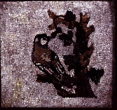Fugl i et træ (mosaik) af Roman Roman