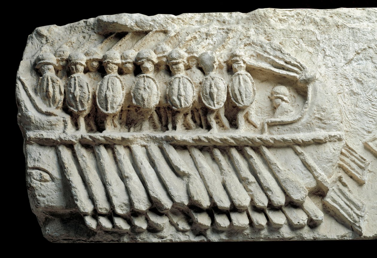 Bireme bærer bevæbnede soldater (Lavrelief) af Roman Roman