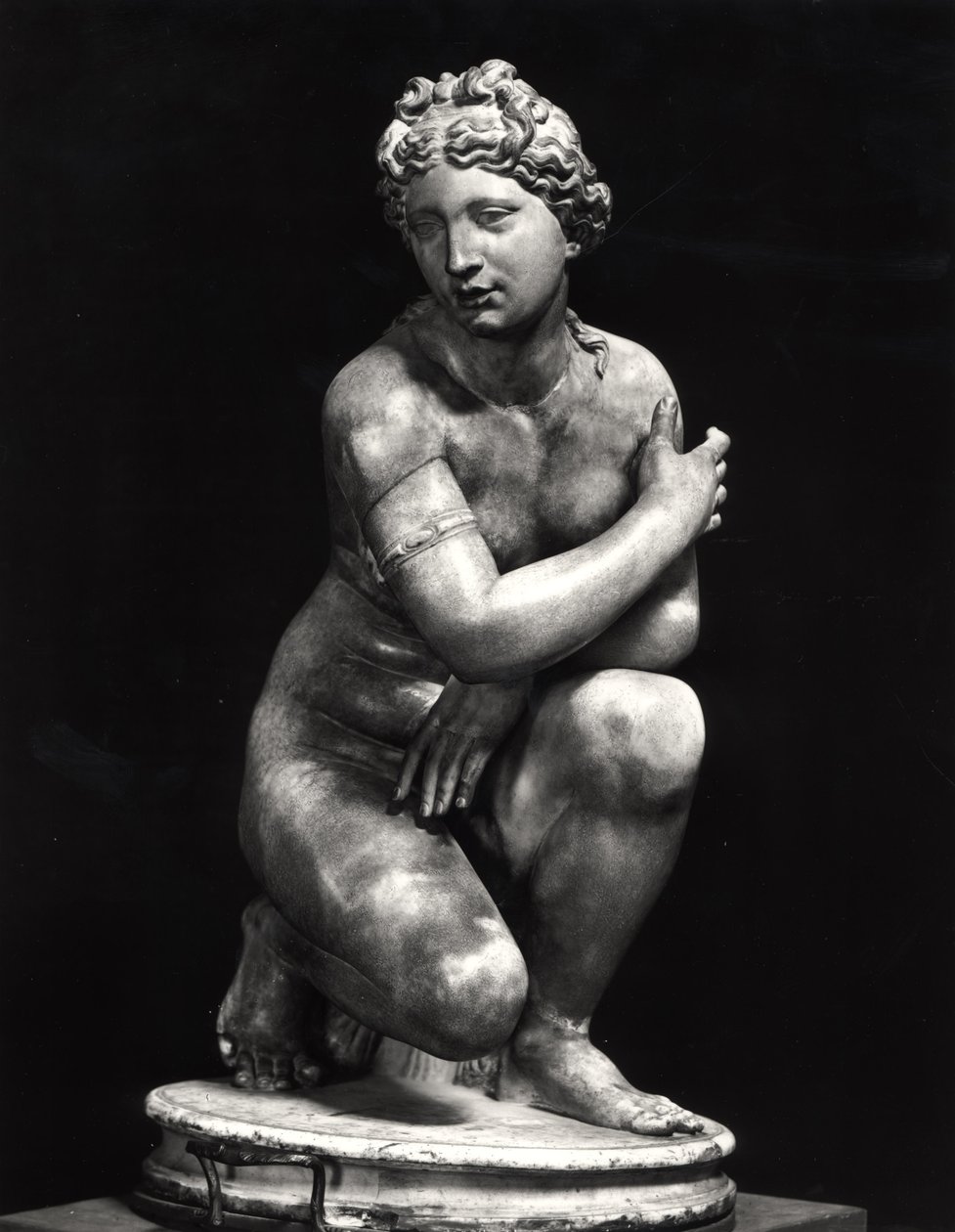 Crouching Venus, kopi af en græsk original fra det 3. århundrede f.Kr. (marmor) (s/h foto) af Roman Roman