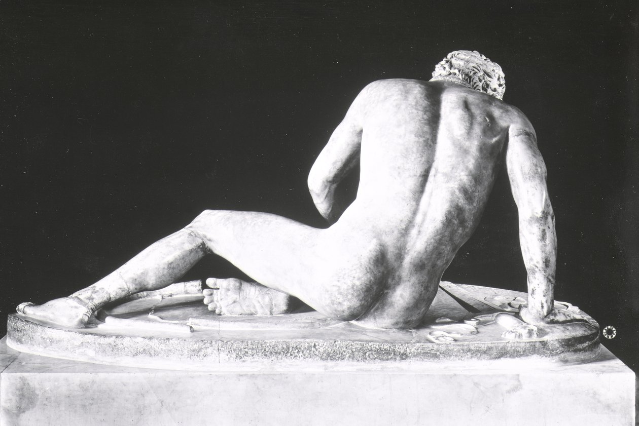 Dying Gaul, kopi af en græsk original fra ca. 230-220 f.Kr. af Epigonos (marmor) (s/h foto) (set bagfra) af Roman Roman