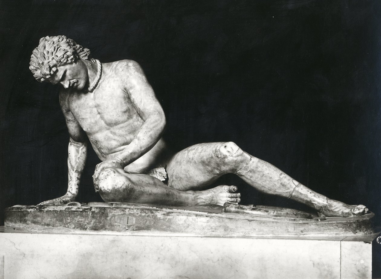 Dying Gaul, kopi af en græsk original fra ca. 230-220 f.Kr. af Epigonos (marmor) (s/h foto) af Roman Roman