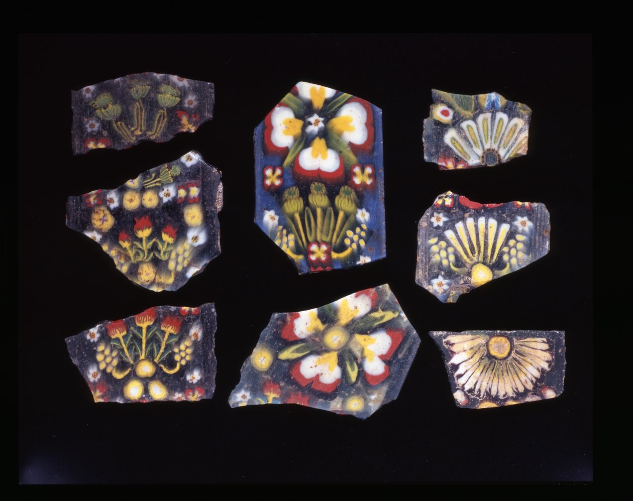 Otte blomsterfragmenter af arkitektoniske plaques, mosaikglasteknik, ca. 1. århundrede f.Kr. - 1. århundrede e.Kr. (glas) af Roman Roman