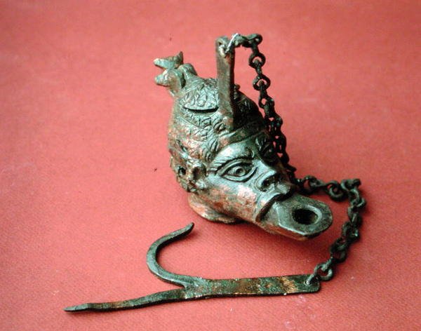 Hængende olielampe i form af et afrikanerhoved, fra Belkis (nu Zeugma), Tyrkiet (bronze) af Roman Roman