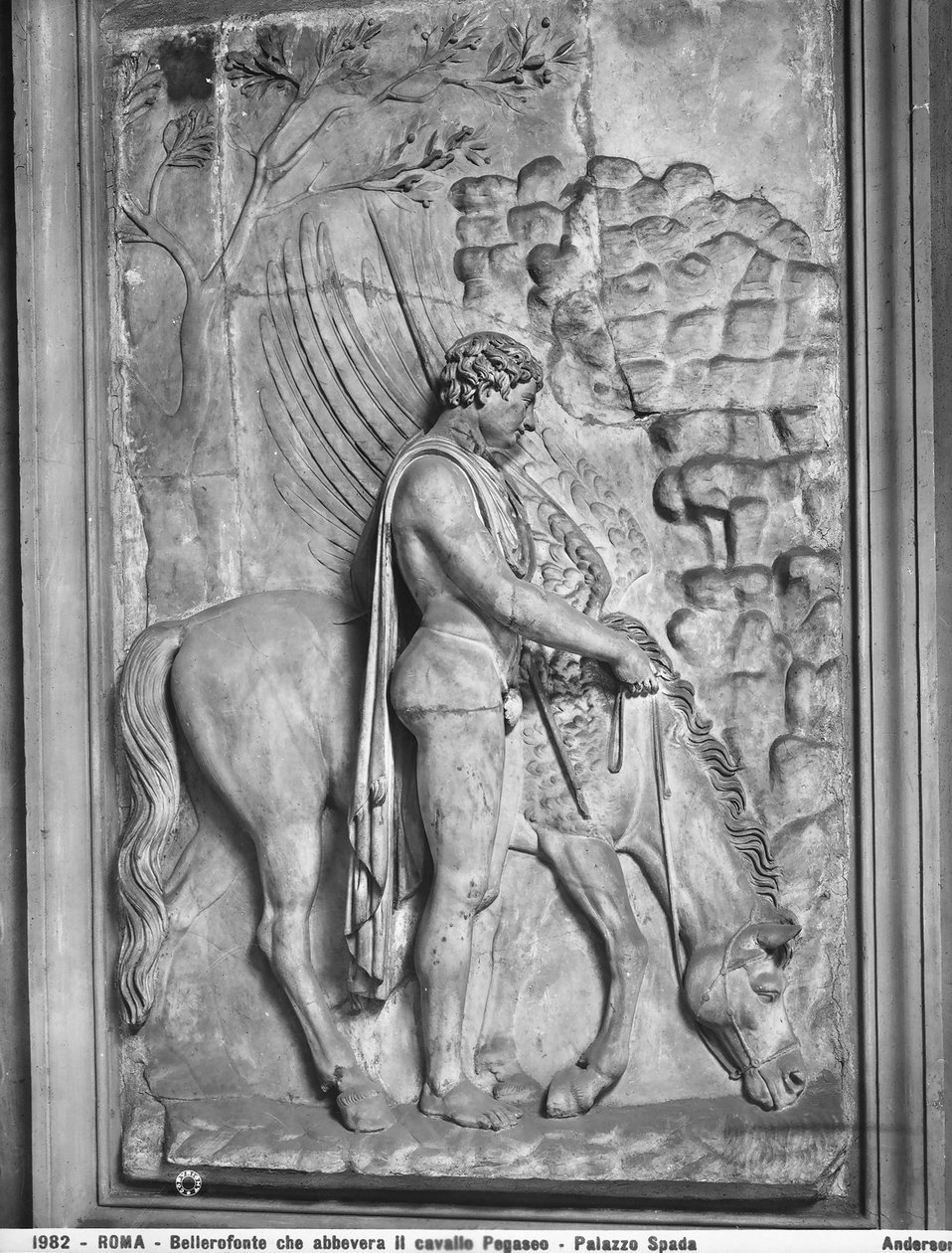Kejserlig plade med udskåret relief, der viser Bellerophon, der vander den bevingede hest Pegasus ved en kilde, Corridoio dei Bassorilievi i Palazzo Spada, Rom (marmor) af Roman Roman
