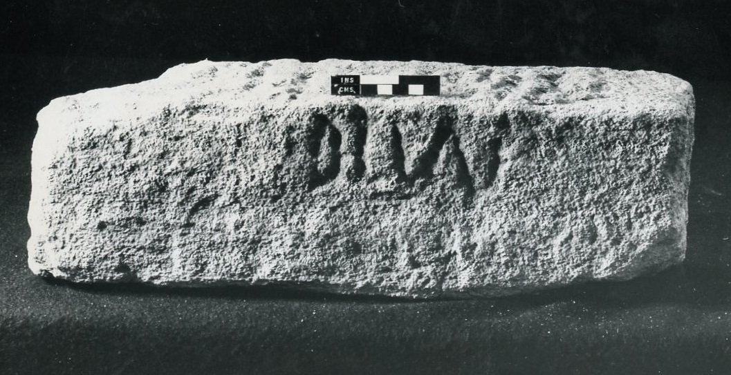 Indskrevet århundredesten (sten) af Roman Roman