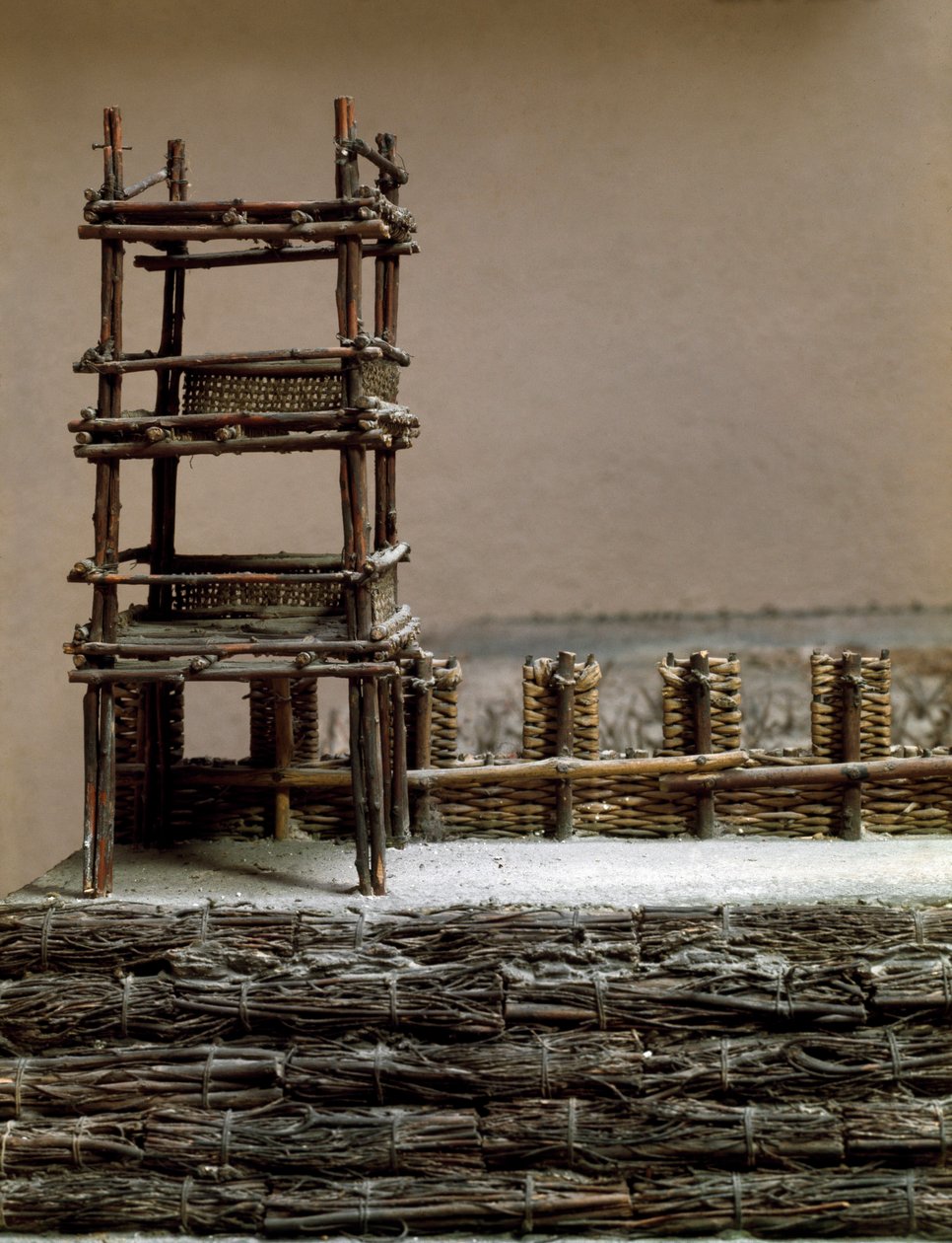 Model, der gengiver belejringen og slaget ved Alesia i september 52 f.Kr. af Jules Cesar, der så Vercingetorix nederlag. Detalje, der repræsenterer forsvarssystemet bygget af Cesar. Rom, Museo della Civilta Romana af Roman Roman