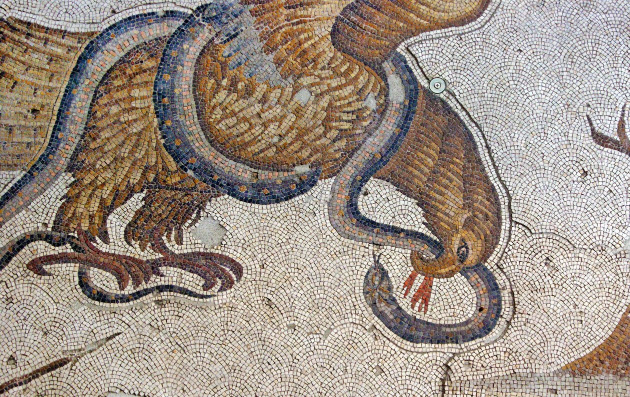 Mosaik, der forestiller Ørnen og Slangen, Arasta Bazaar, Sultan Ahmet-moskeen, Istanbul. af Roman Roman