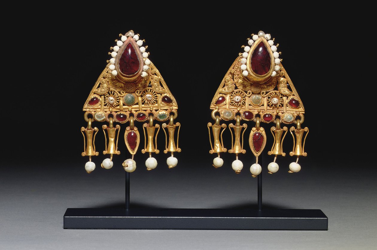 Et par øreringe, 2. - 3. århundrede e.Kr. (guld, perler, granat og glas) af Roman Roman