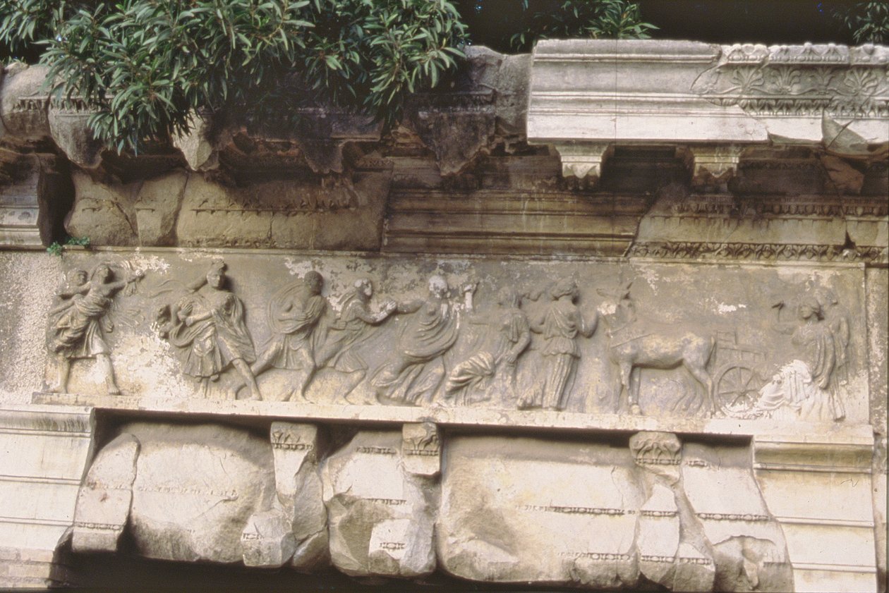 Voldtægt af Sabinerne, fra en frise fra Basilica Aemilia (marmor) af Roman Roman