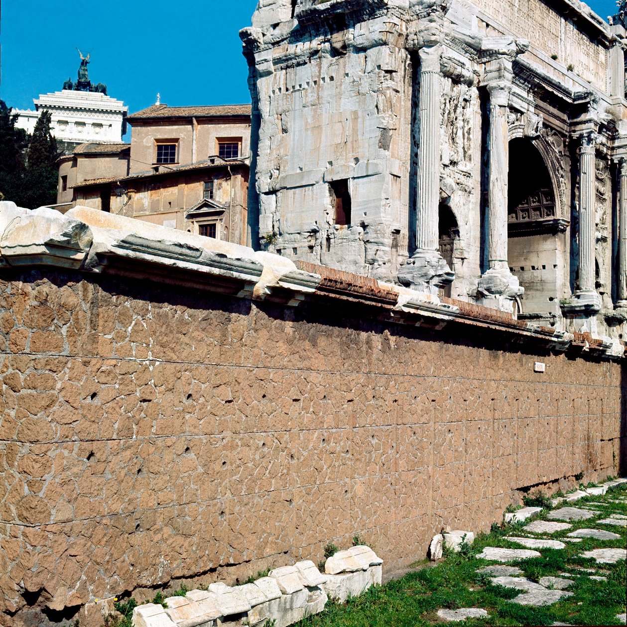 Forum Romanum: udsigt over Rostri (Rostra) (rostra), hvor møderne blev afholdt. Rom af Roman Roman