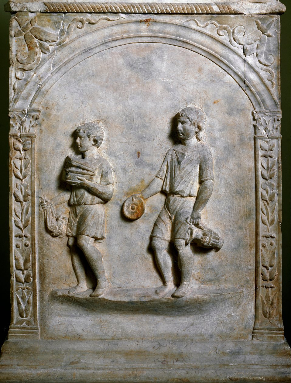 Romersk kunst: gravalter forestiller to tjenere, der bærer genstande til ofring. Lav lindring. Rom, Museo Nazionale Romano af Roman Roman