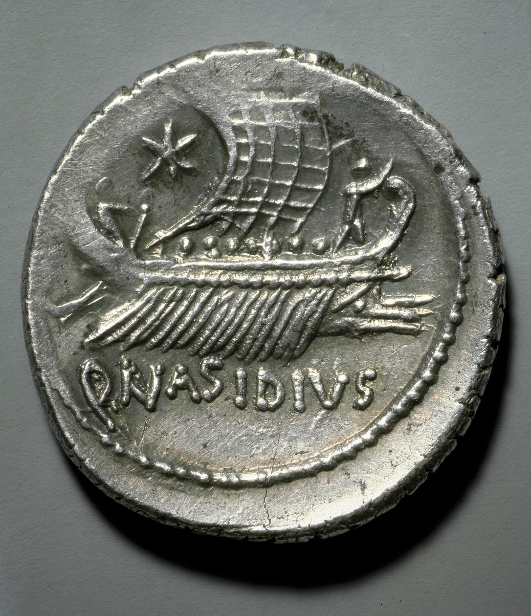 Romersk kunst: sølvmønt afbildet af en kabys udstyret med et system til at vælte fjendtlige skibe. Paris, B.N. Cabinet des Medailles af Roman Roman