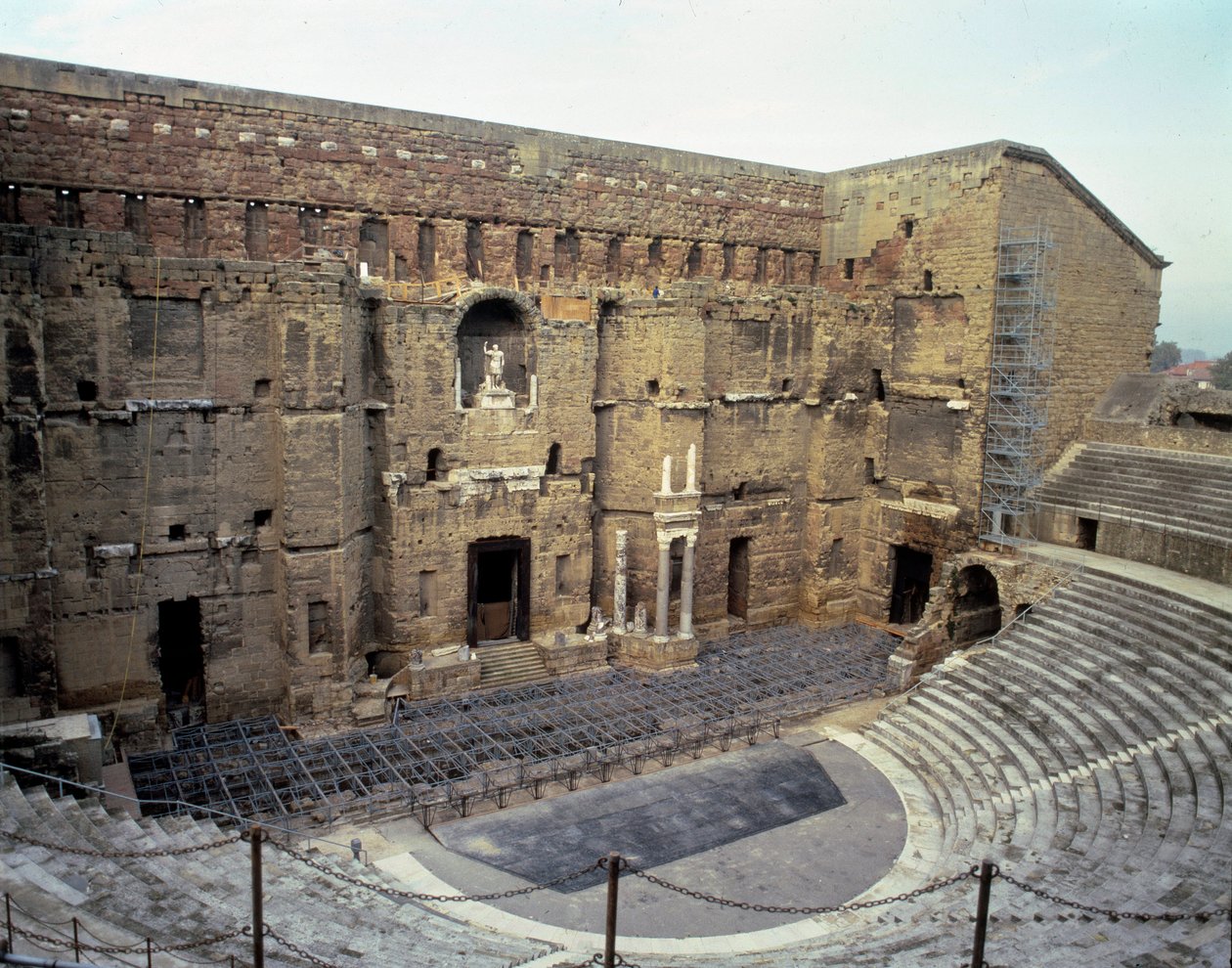 Romersk kunst: udsigt over det romerske teater i byen Orange (Vaucluse). af Roman Roman