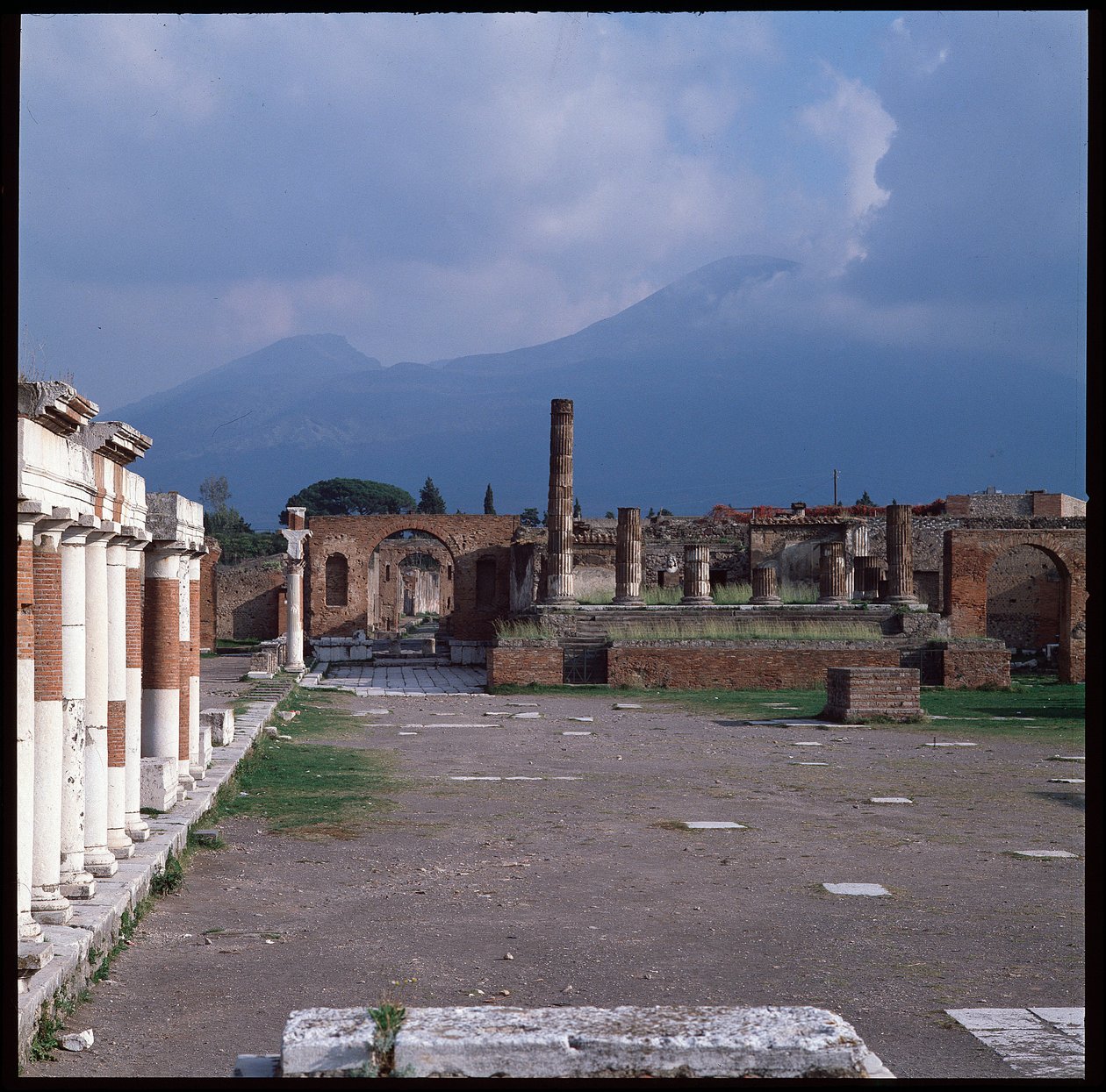 Romersk kunst: udsigt over forummet, det arkæologiske sted i Pompeji (1. århundrede f.Kr.-1. århundrede e.Kr.) Italien (romersk kunst: udsigt over Pompejis forum af Roman Roman