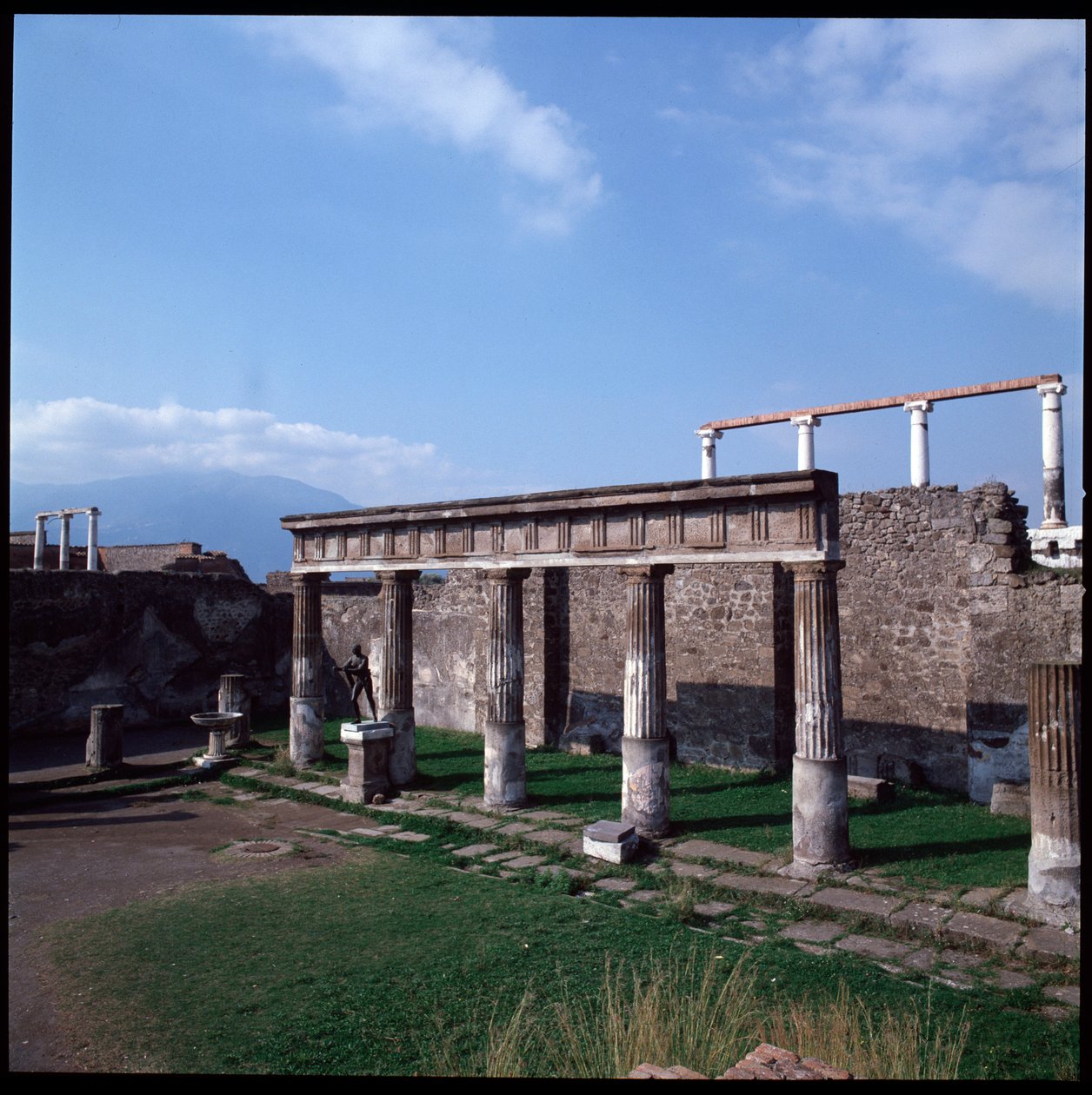 Romersk kunst: Udsigt over Apollontemplet på det arkæologiske sted i Pompeji (4. århundrede f.Kr.-2. århundrede f.Kr.) Italien af Roman Roman