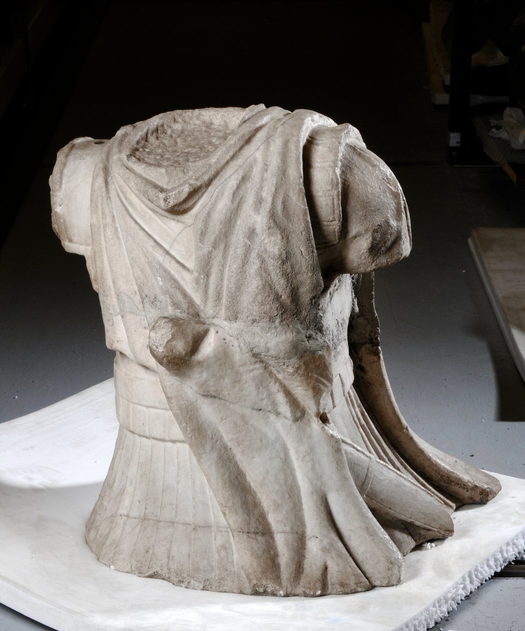 Skulpteret torso af en kavalerist med tung slidt kappe (marmor) af Roman Roman