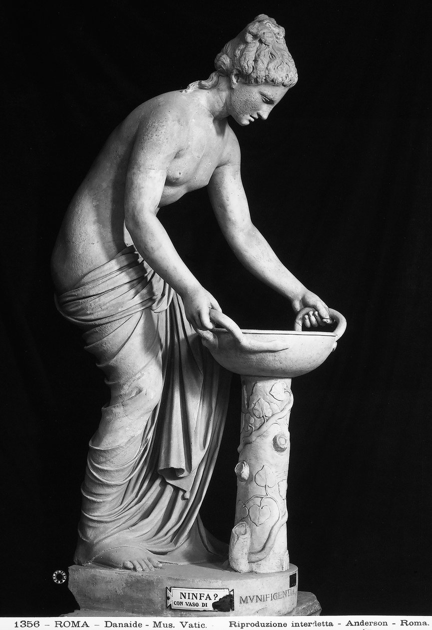 Statue, der forestiller en Danaide (marmor) af Roman Roman