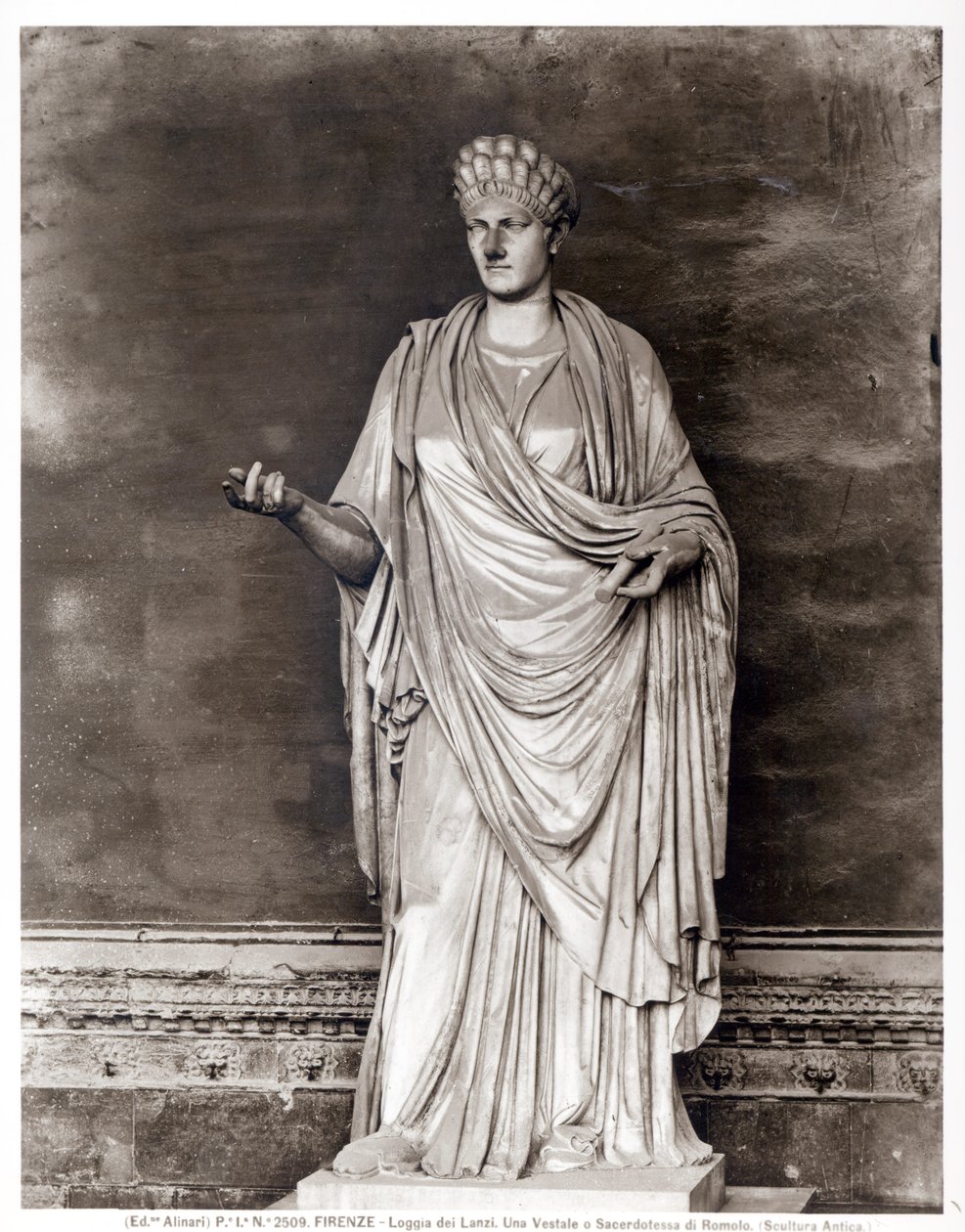 Statue af en vestalsk jomfru eller præstinde af Romulus (marmor) (s/h foto) af Roman Roman