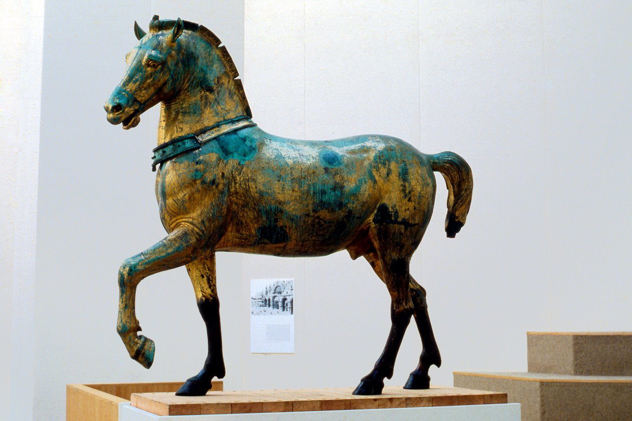 Statue af en af de fire triumferende quadriga-heste i San Marco (bronze) af Roman Roman