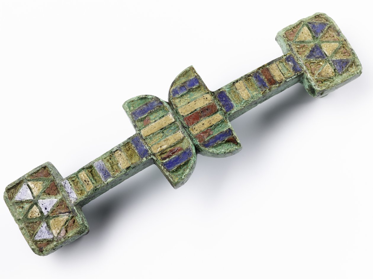 Stropforbindelse med overside sat med rød, blå og gul emalje, fra den romerske legionære fæstning ved Inchtuthil, Caputh, Perthshire (bronze og emalje) af Roman Roman