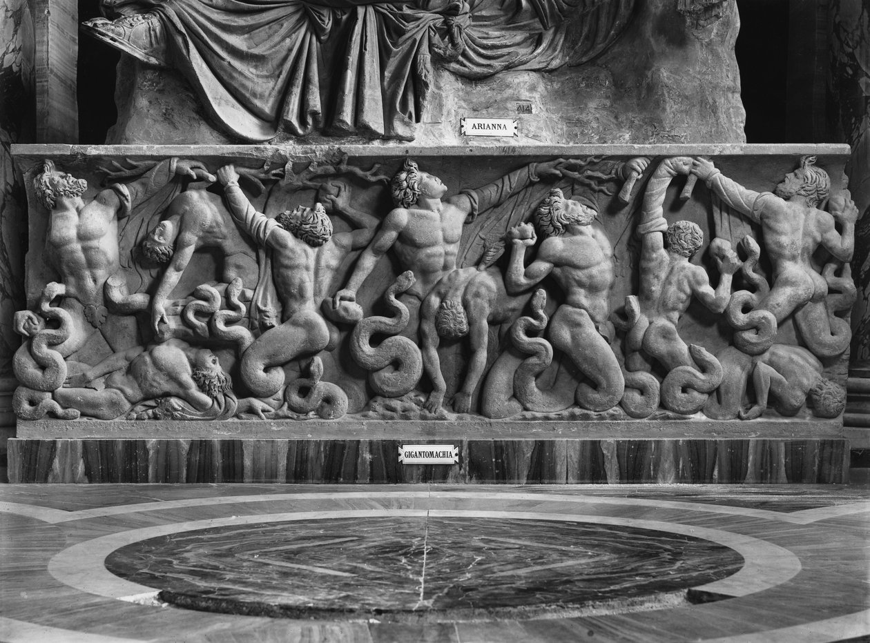 Giants, detalje af et relief, der forestiller Ariane og en gigantomachy (marmor) (s/h foto) af Roman Roman
