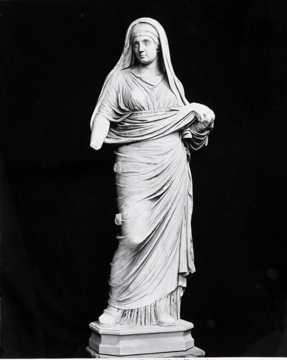 Vestal Virgin (marmor) (s/h foto) af Roman Roman