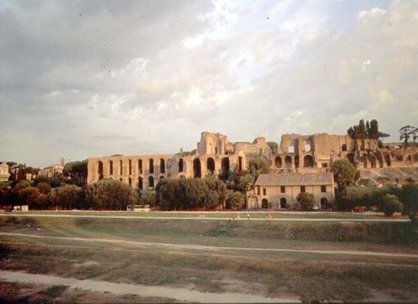 Udsigt over Palatinen fra Circus Maximus (foto) (se også 99013) af Roman Roman
