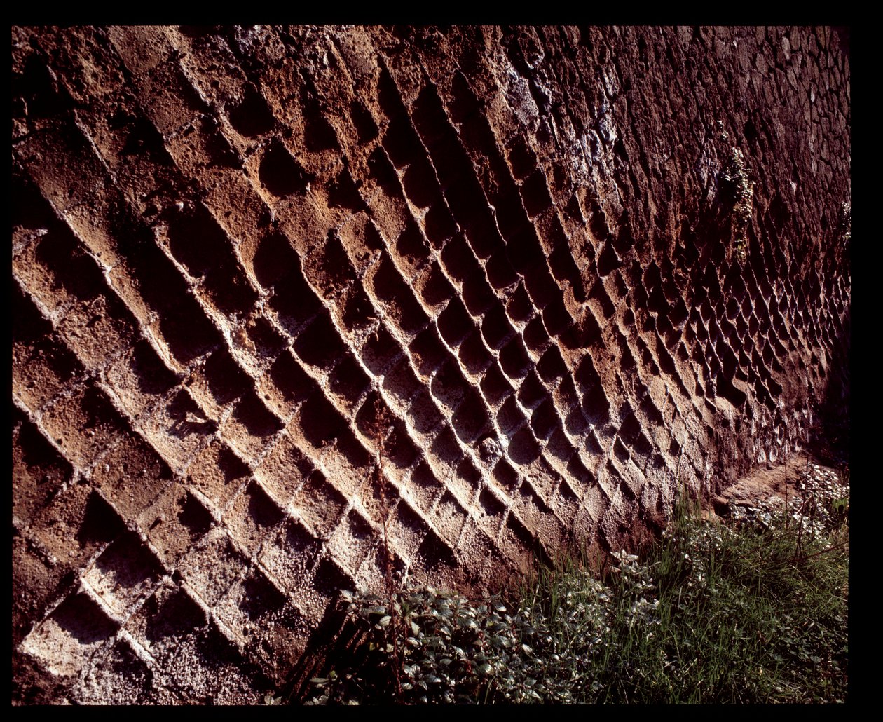 Udsigt over væggene bygget med opus reticulatum byggeteknik, 5. århundrede f.Kr.-1. århundrede e.Kr af Roman Roman