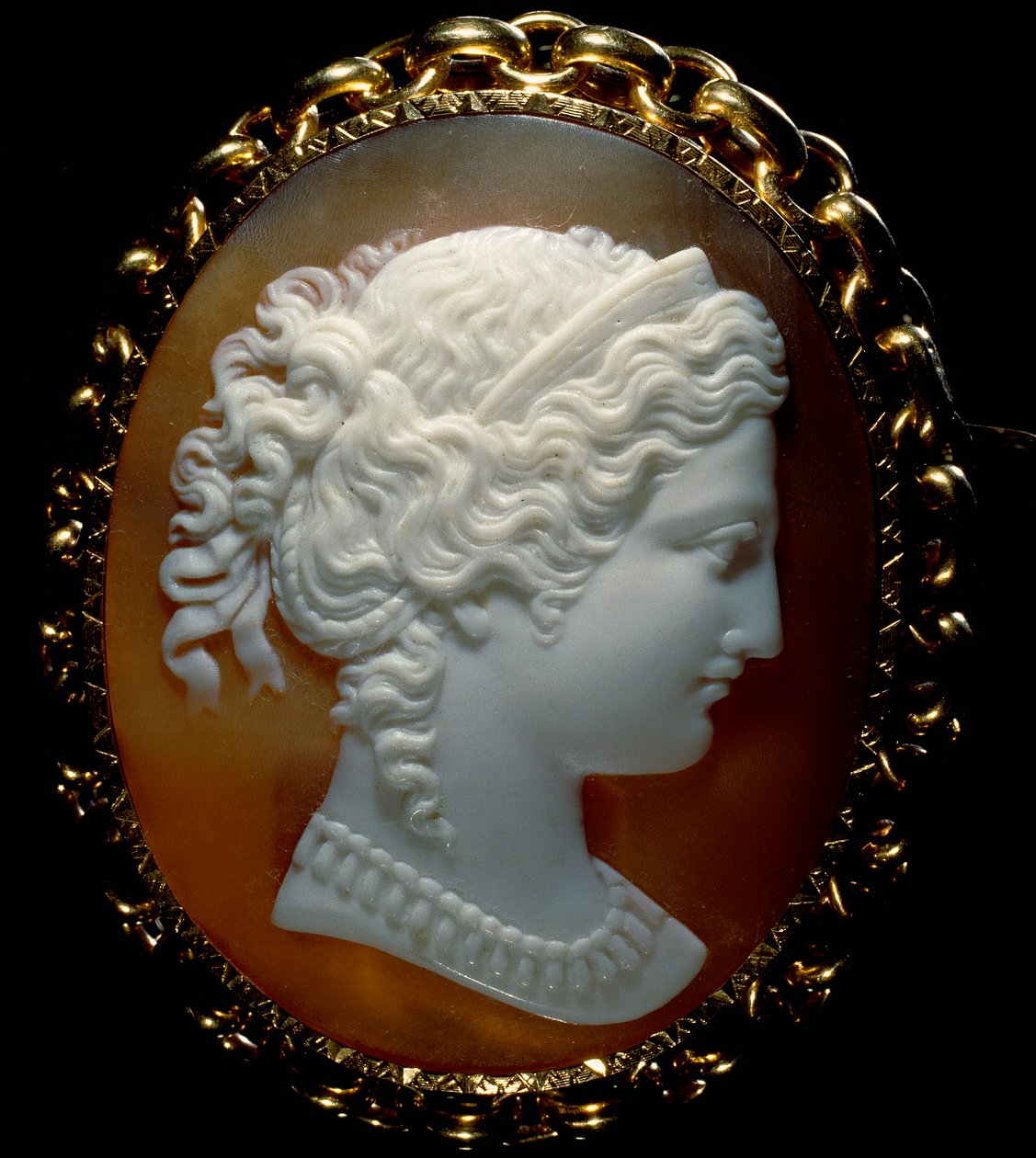 Portræt af en kvindelig profil; cameo på sardonice, sat i guld af Roman School