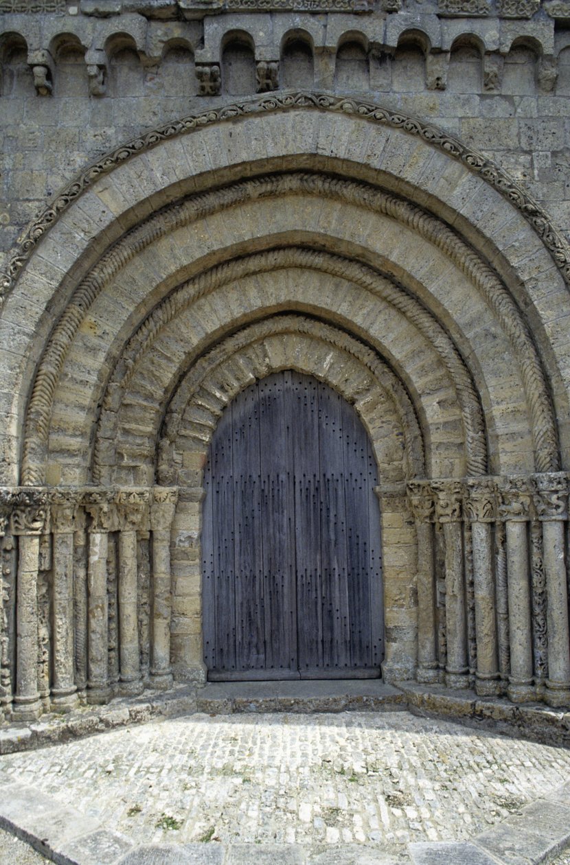 12. århundrede kirke med en smuk Poitevine facade (romansk stil). Chaize-Giraud i Vendée (85). af Romanesque