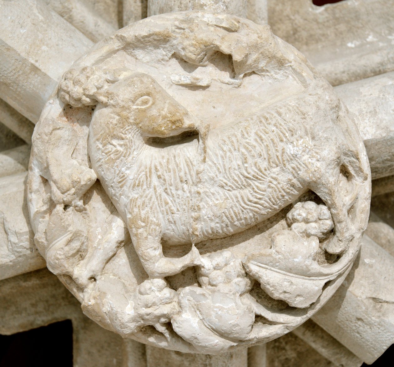 Et lam, detalje af hvælvingen af Saint Laurent kapellet (Saint-Laurent), forsvandt i flere år og oprindeligt placeret over cistercienserklosteret Fontenay (Abbey of Fontenay, Bourgogne, Frankrig: detalje af en slutsten, der repræsenterer et lam) af Romanesque