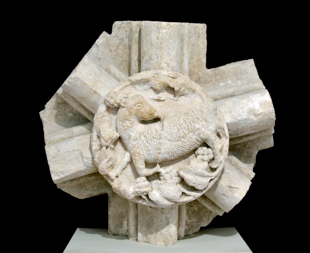 Et lam, hvælving af Saint Laurent-kapellet (St. Lawrence), forsvandt i flere år og oprindeligt placeret over Cistercienserklosteret Fontenay (Abbey of Fontenay, Bourgogne, Frankrig: slutsten, der repræsenterer et lam) af Romanesque