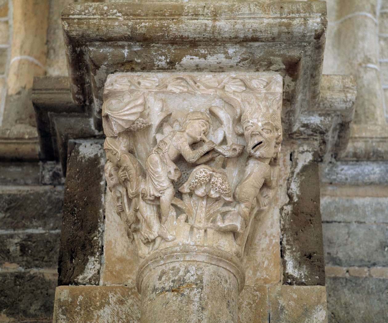 En musiker og en dæmon, der symboliserer liderlighed (udskåret hovedstad) af Romanesque