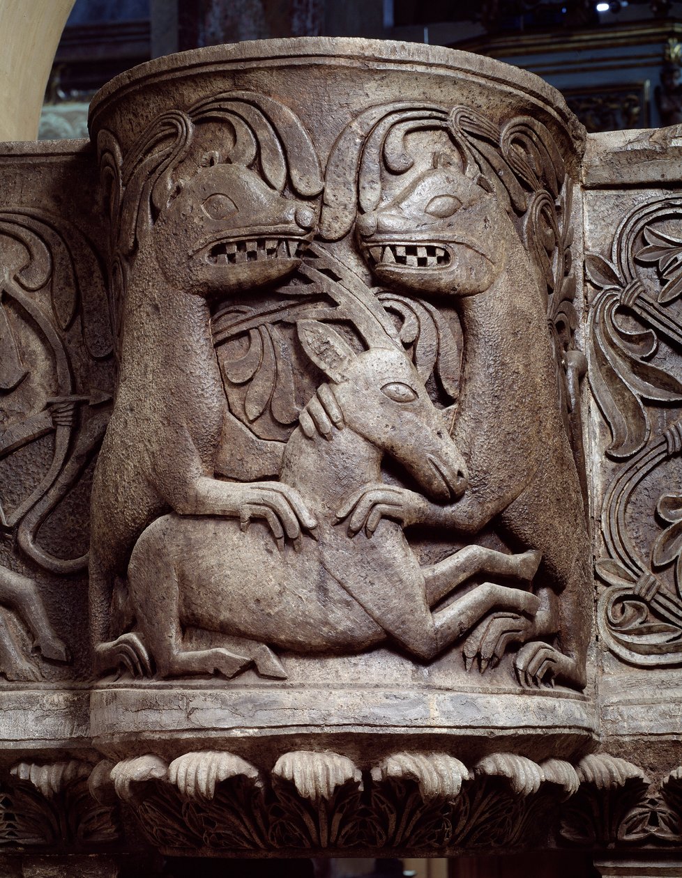 Dyr, der kæmper, detalje af prædikestolens ambo, relief af Romanesque