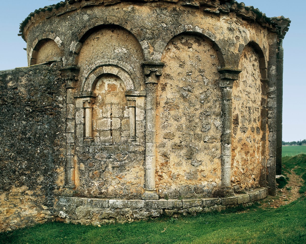 Apsis set udefra, Johannes Døberens Kirke. Michael (katolske sogn af St. Michael Ærkeenglen) i Valdenebro, Soria, Castilla y Leon, Spanien, slutningen af ​​det 12. - begyndelsen af ​​det 13. århundrede (foto) af Romanesque