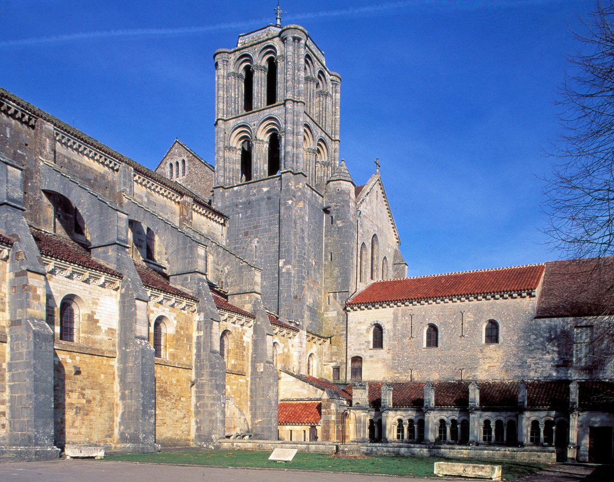 Basilica of Vezelay (Yonne, Bourgogne), udsigt udefra af Romanesque