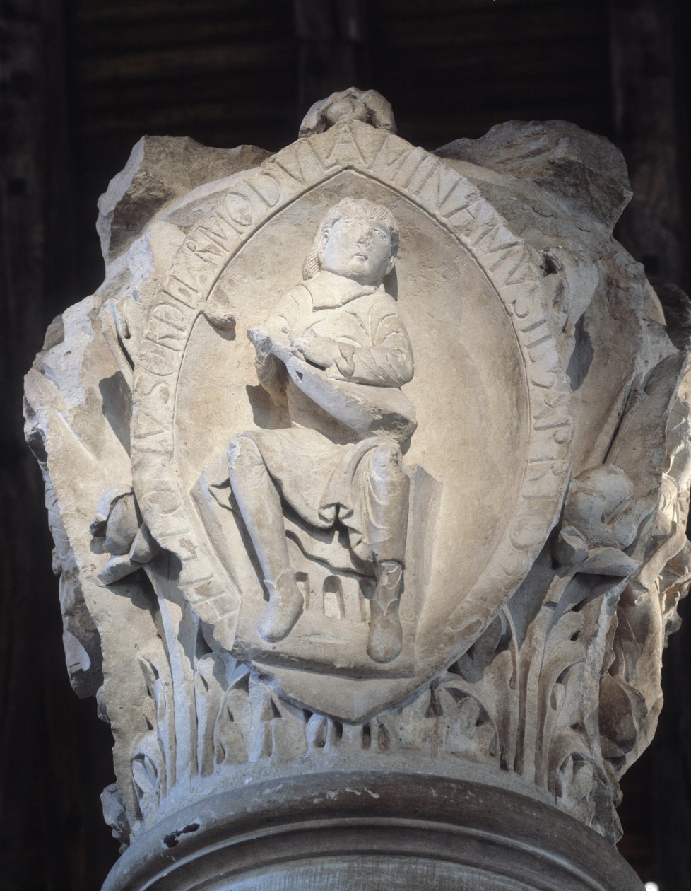 Hovedstaden i koret, der repræsenterer den første tone af gregoriansk sang (skulptur af Romanesque