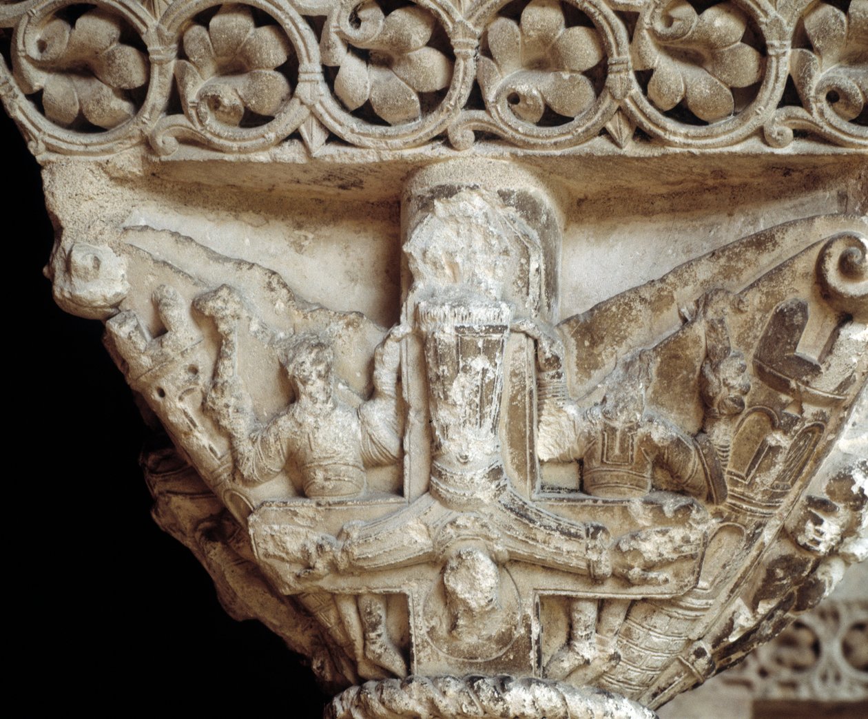 Kapital, der repræsenterer Peter på sit kors (skulptur af Romanesque