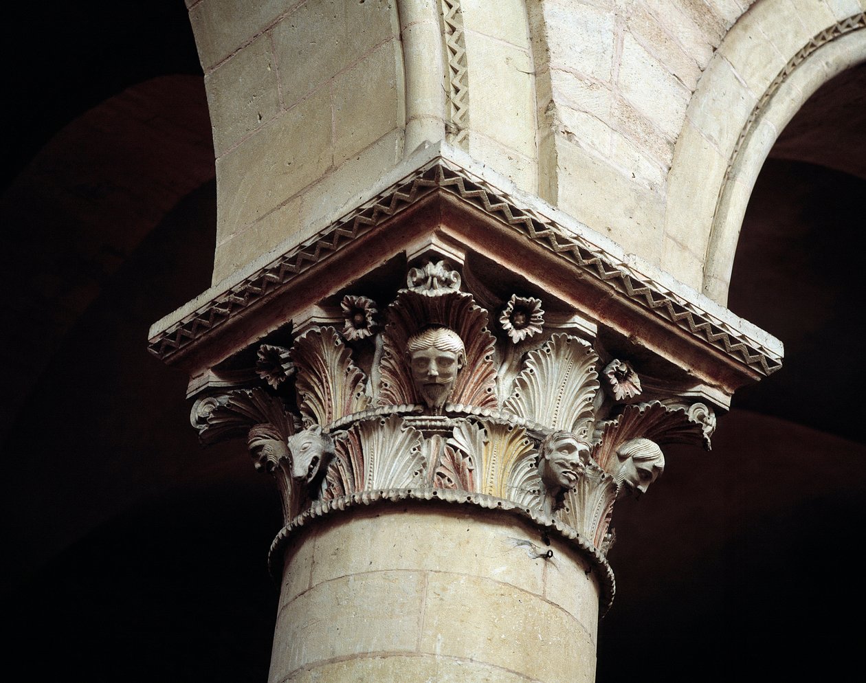 Udskåret hovedstad af Romanesque