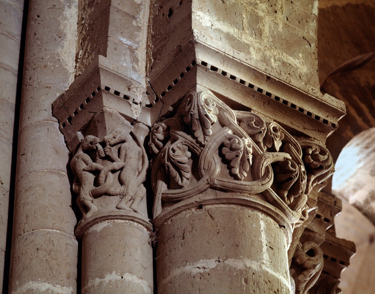 Udskåret hovedstad i skibet af Romanesque