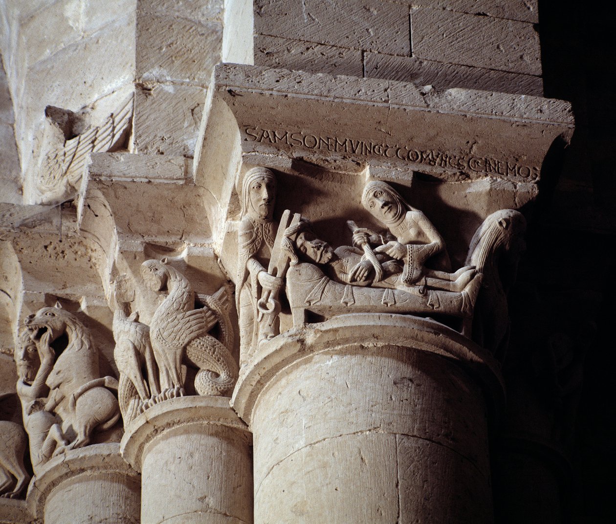 Delila klipper Samsons hår (udskåret hovedstad i tværskibet) af Romanesque