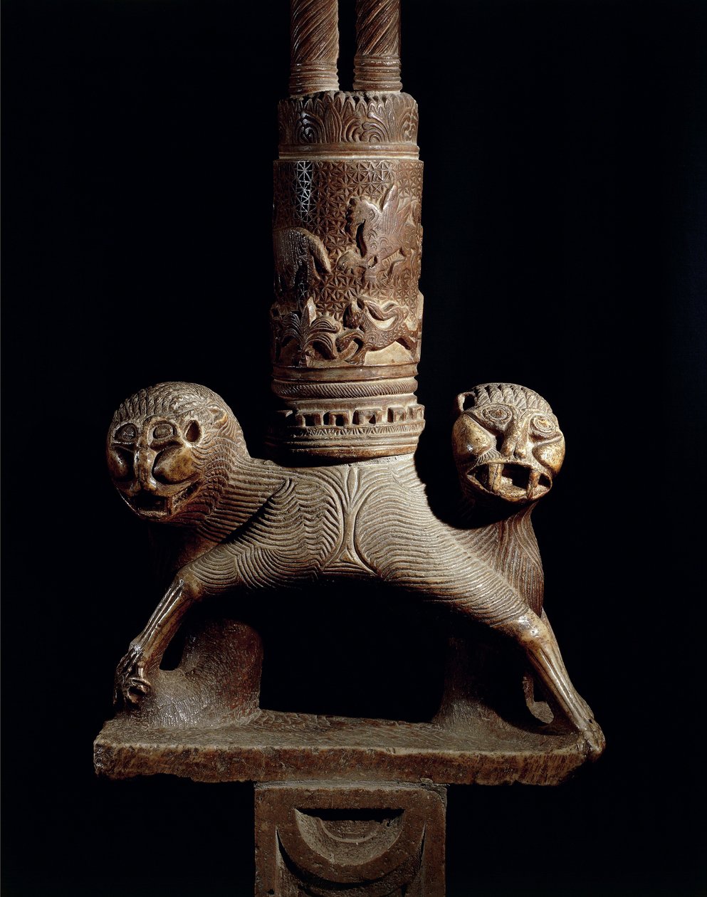 Detalje af påske lysestage med løver af Romanesque