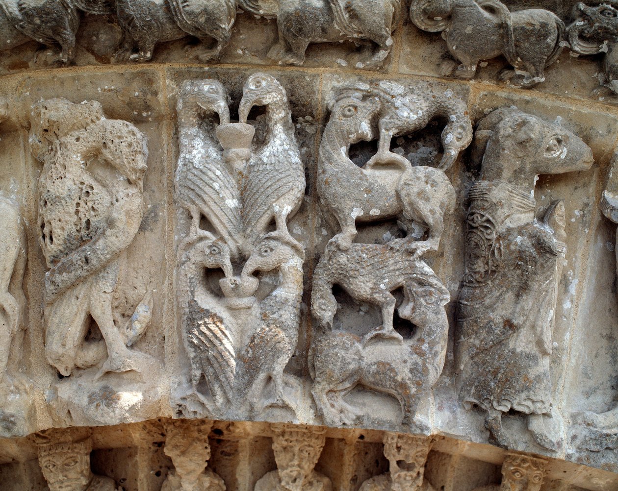 Detalje af skulpturer af sydportalen af Romanesque