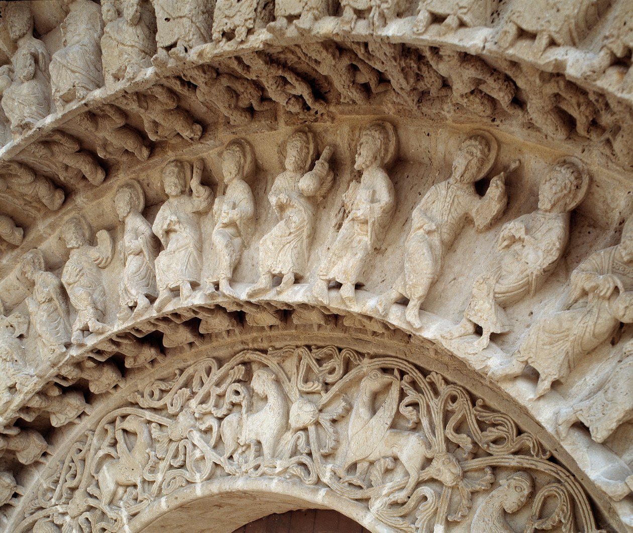 Detalje af skulpturer af sydportalen af Romanesque