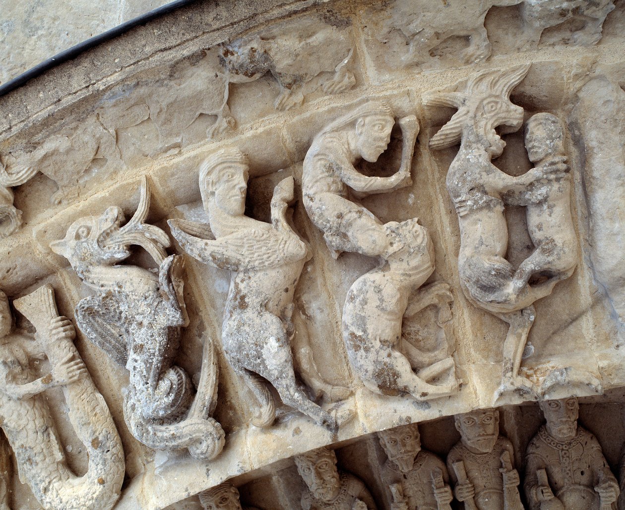 Detalje af skulpturer af sydportalen af Romanesque