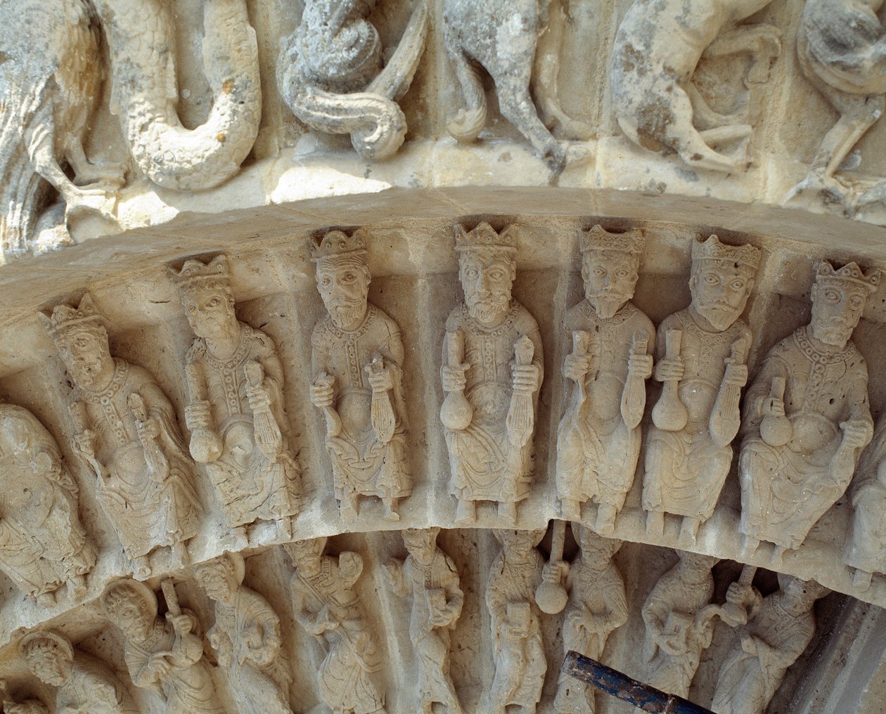Detalje af skulpturer af sydportalen af Romanesque