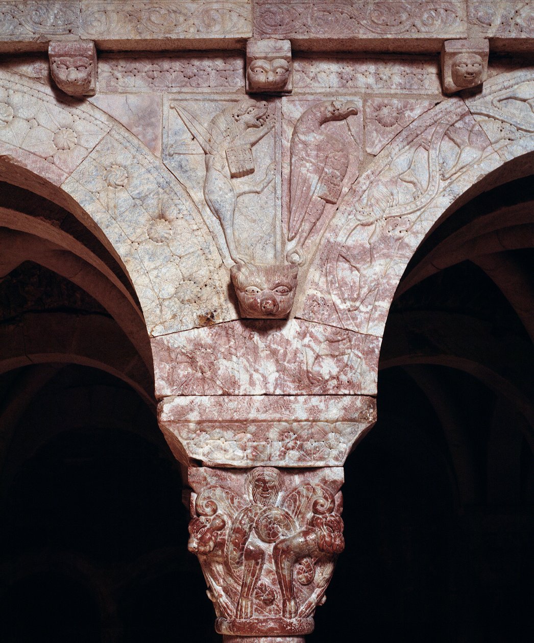 Detalje af symboler for evangelisterne John og Marc, udskåret på Priory-tribunen af Romanesque