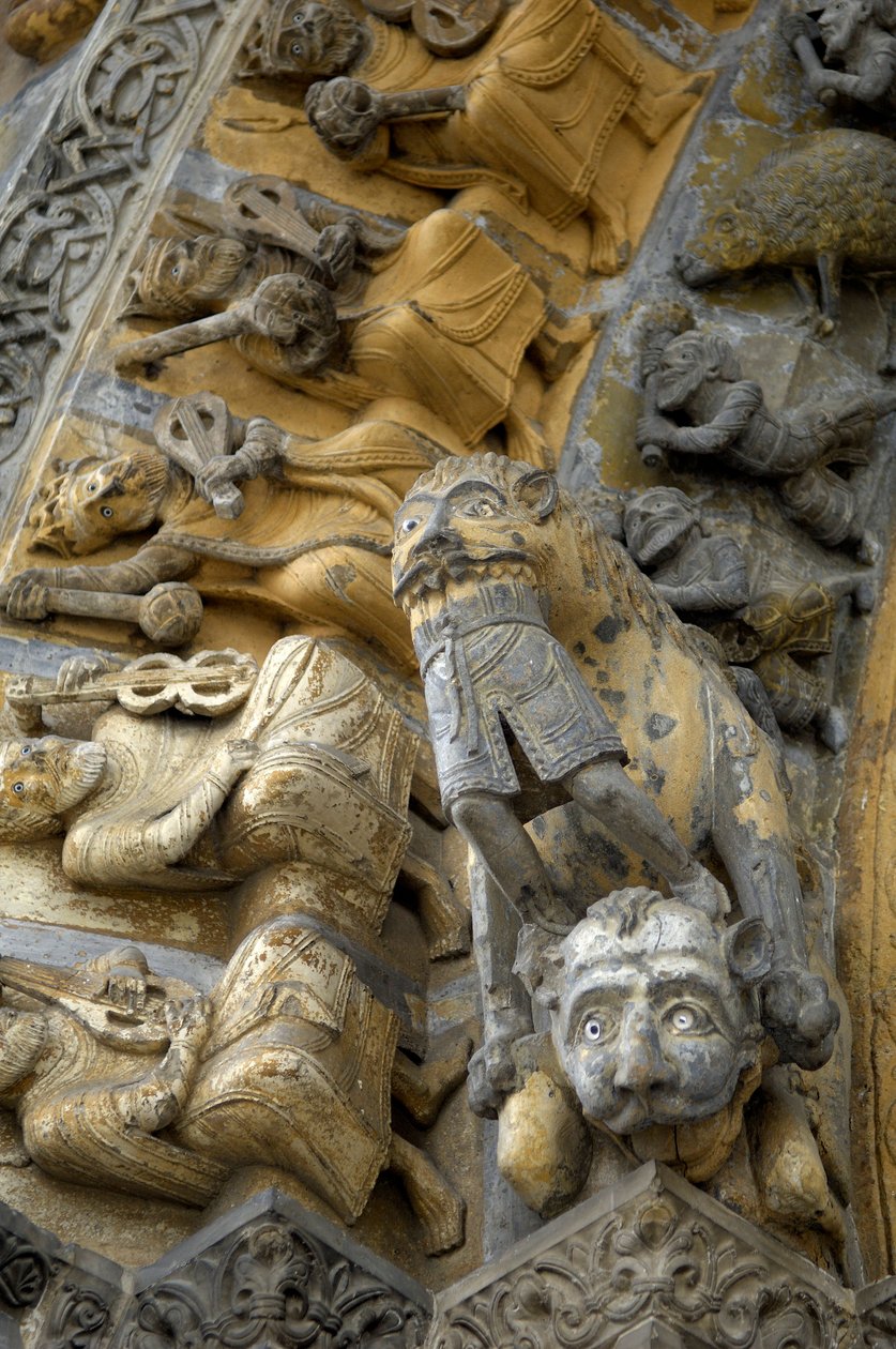 Detalje af den udskårne hvælving af facaden af katedralen Saint Marie, Oloron Sainte Marie (Atlantiske Pyrenæer) af Romanesque